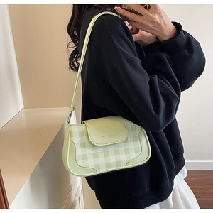 Dettaglio della borsa sottobraccio a scacchi verde chiaro con logo e tracolla fine