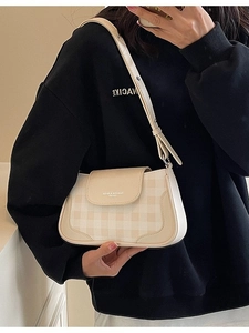 Piccola borsa a tracolla chic a scacchi beige con patta e tracolla regolabile