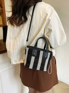 Sac seau tissé à rayures noires et blanches chic avec poignées en cuir et bandoulière