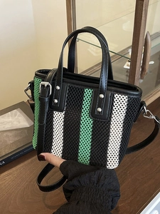 Sac seau tissé en maille rayée verticale avec bordure en similicuir noir et rivets