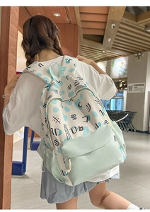 Zaino da ragazza verde menta e beige con stampa floreale in un moderno centro commerciale