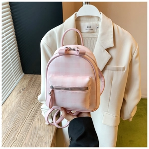 Gros plan détaillé du mini sac à dos rose à carreaux avec jolis curseurs de nœud