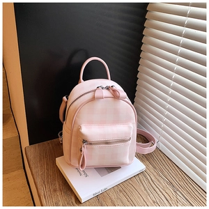 Détail du mini sac à dos à carreaux rose et blanc avec fermeture éclair et bandoulières