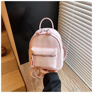 Détail d'un mini sac à dos à carreaux roses avec texture PU et fermetures éclair dorées