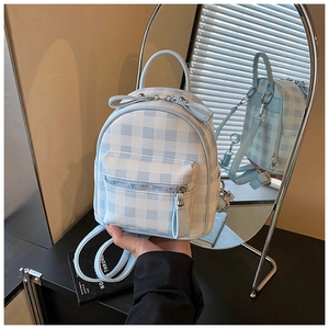 Vue détaillée d'un mini sac à dos à carreaux vichy avec bretelles bleues et miroir