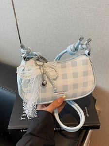 Sac sous le bras en damier bleu et blanc avec nœud en dentelle et perles