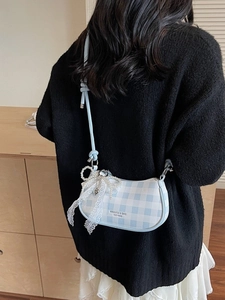 Sac à bandoulière à carreaux bleus et blancs avec nœud en dentelle et breloque perle