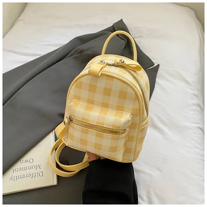 Gros plan du mini sac à dos à carreaux jaunes et blancs avec texture PU de qualité