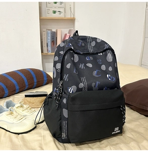 Dettaglio dello zaino nero con stampe floreali e coulisse regolabili resistenti