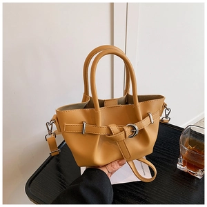 Détail du sac seau plissé jaune montrant les ferrures argentées et la bandoulière réglable