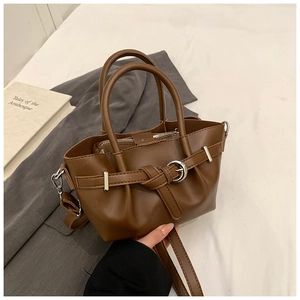 Détail du sac seau marron en cuir PU plissé avec boucle métallique et doubles poignées