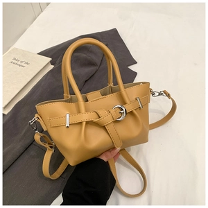 Vue détaillée du sac seau en cuir plissé jaune avec boucle métallique et bandoulière