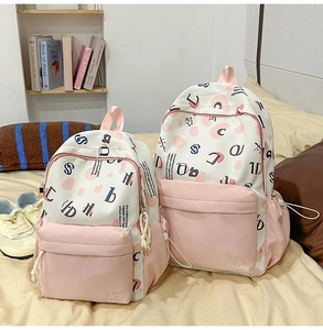 Vista dettagliata degli zaini a pois rosa in due misure con tasche a coulisse