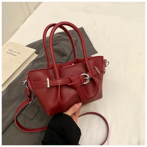 Détail du sac cabas rouge avec boucles argentées et bandoulière réglable pratique