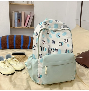 Dettaglio dello zaino scolastico crema e verde menta con pois e tasche funzionali