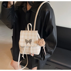 Détails du sac à dos à carreaux avec boucle papillon argentée et breloque petit ours