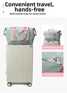 Dettaglio borsa da viaggio con fascia per trolley e zip antifurto su tessuto verde