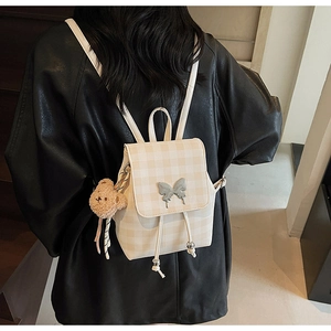 Mini sac à dos à carreaux beige avec boucle papillon argentée et porte-clés ours brun