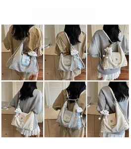 Rückansicht von Models mit großen Hobo-Taschen mit Stern-Detail und Plüsch-Anhängern