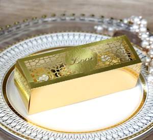 Detailansicht der goldenen lasergeschnittenen LOVE-Geschenkschachtel mit Blumenmuster