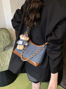 Vintage τσάντα bucket από μπλε denim με δερμάτινη επένδυση και γούρι αρκουδάκι