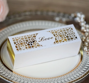 Detail der lasergeschnittenen LOVE-Hochzeitsbox mit Goldakzenten und geometrischem Muster
