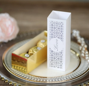 Laserschnitt Hochzeits-Geschenkbox mit Love-Schriftzug, goldener Einlage und Schokolade