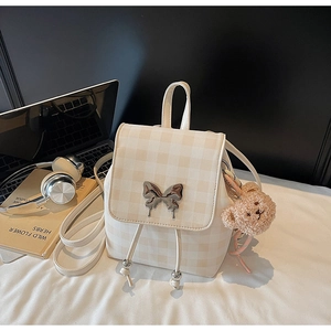 Détail du mini sac à dos à carreaux avec breloque papillon argentée et petit ours peluche