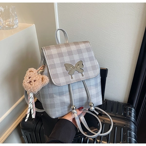 Détail du mini sac à dos à carreaux argenté avec papillon en métal et ours en peluche