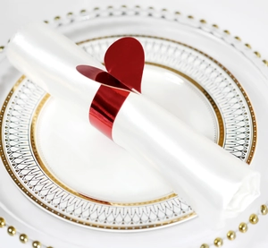 Rond de serviette rouge en forme de cœur pour décoration de table de mariage