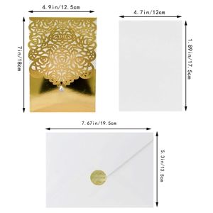 Détail de l'invitation de mariage rose dorée découpée au laser avec spécifications