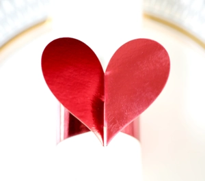 Ronds de serviette rouges en forme de cœur avec finition métallique pour mariage