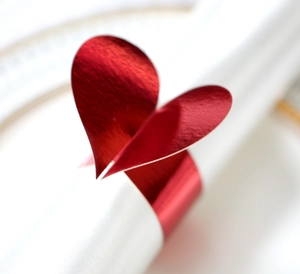 Ronds de serviette rouges en forme de cœur pour décoration de table de mariage et de fête