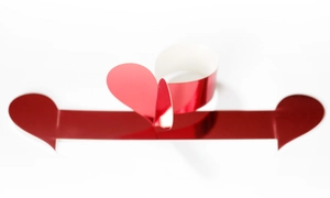 Vue rapprochée des ronds de serviette cœurs rouges réfléchissants pour mariage élégant