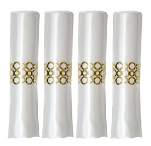 Détail de quatre serviettes en satin blanc avec ronds de serviette dorés pour mariage