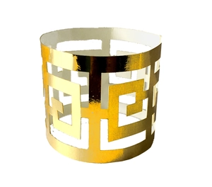 Détail d'un rond de serviette doré avec motif grec pour décoration de table de mariage