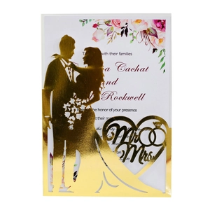 Dettaglio invito nozze a specchio dorato con silhouette Mr & Mrs e inserto floreale di lusso
