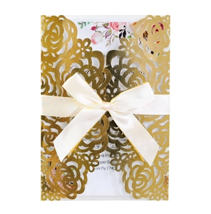 Invitation de mariage dorée découpée au laser avec motifs floraux et nœud en soie