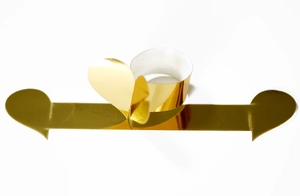 Gros plan de ronds de serviette en forme de cœur en papier doré brillant pour décoration