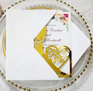 Invito di nozze intagliato al laser con lamina d'oro Mr & Mrs e dettagli floreali