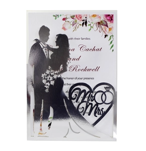 Dettaglio invito nuziale argento intagliato a laser con cuore Mr & Mrs e inserto floreale