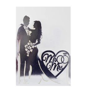 Dettaglio del cake topper nuziale in acrilico nero con silhouette di sposi e cuore