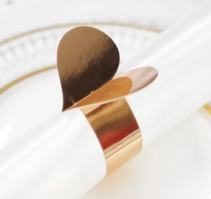 Rond de serviette en forme de cœur or rose avec fini métallique pour mariages