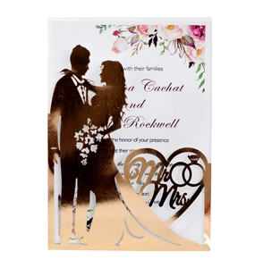 Dettaglio dell'invito di nozze tagliato a laser oro rosa con silhouette Mr & Mrs