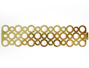 Détail du motif circulaire doré entrelacé sur des ronds de serviette réfléchissants