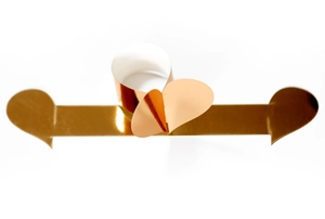 Détail macro de ronds de serviette coeur doré avec finition métallique pour décoration