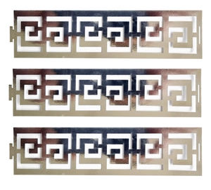 Vue détaillée des ronds de serviette dorés avec motifs ajourés de clé grecque classique