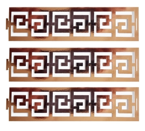 Vue détaillée des ronds de serviette en or rose avec motif géométrique grec creux