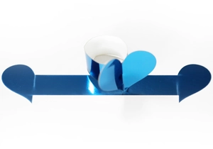 Gros plan sur un rond de serviette en forme de cœur bleu brillant pour décoration de fête