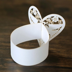 Rond de serviette en papier blanc découpé au laser avec motifs cœur et oiseau pour mariage